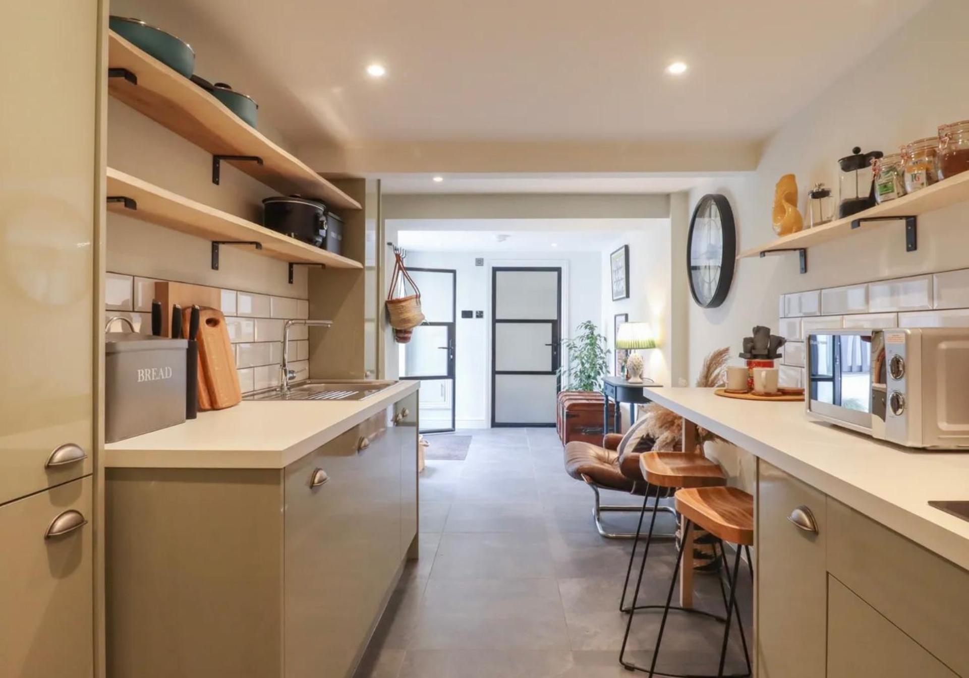 Artists Hideaway Apartment Battle Luaran gambar