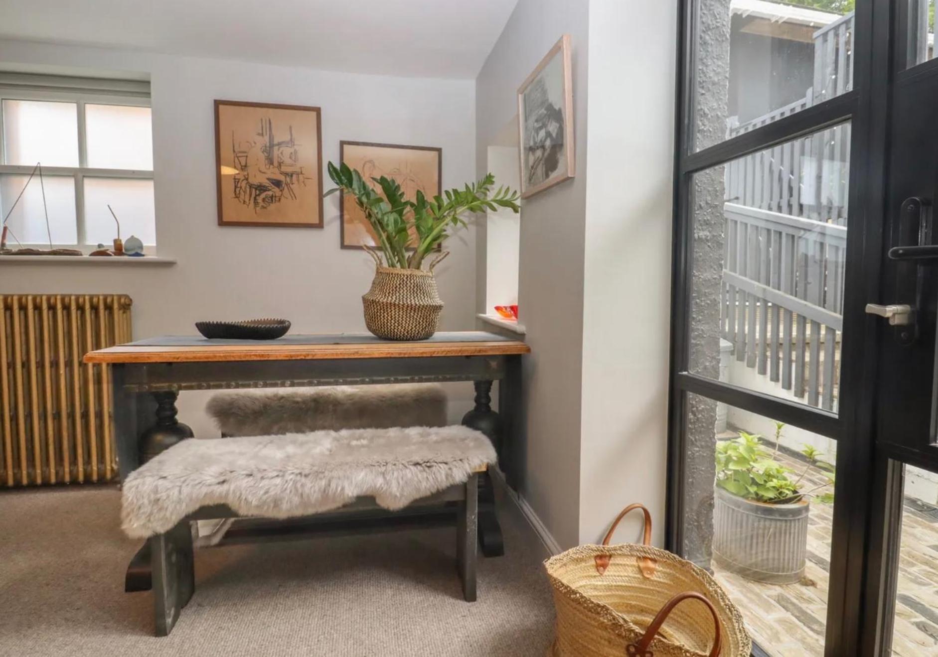 Artists Hideaway Apartment Battle Luaran gambar