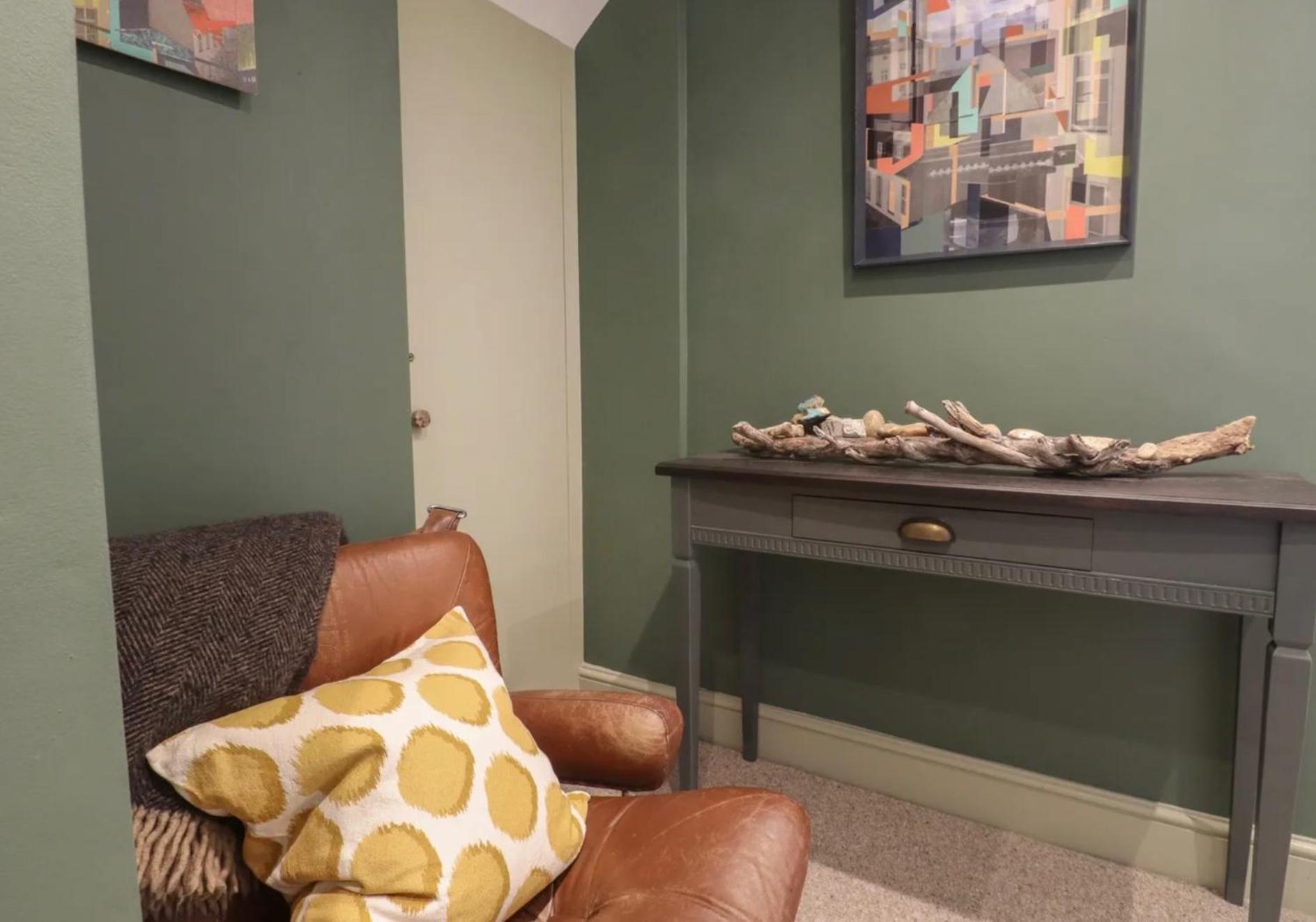 Artists Hideaway Apartment Battle Luaran gambar