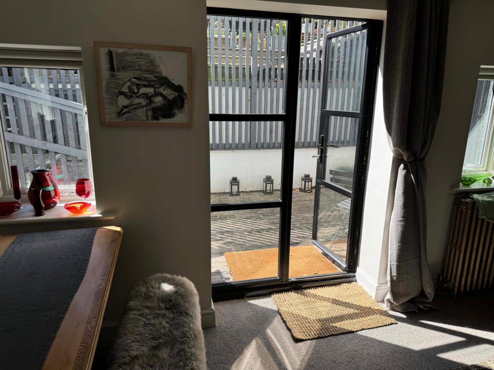 Artists Hideaway Apartment Battle Luaran gambar