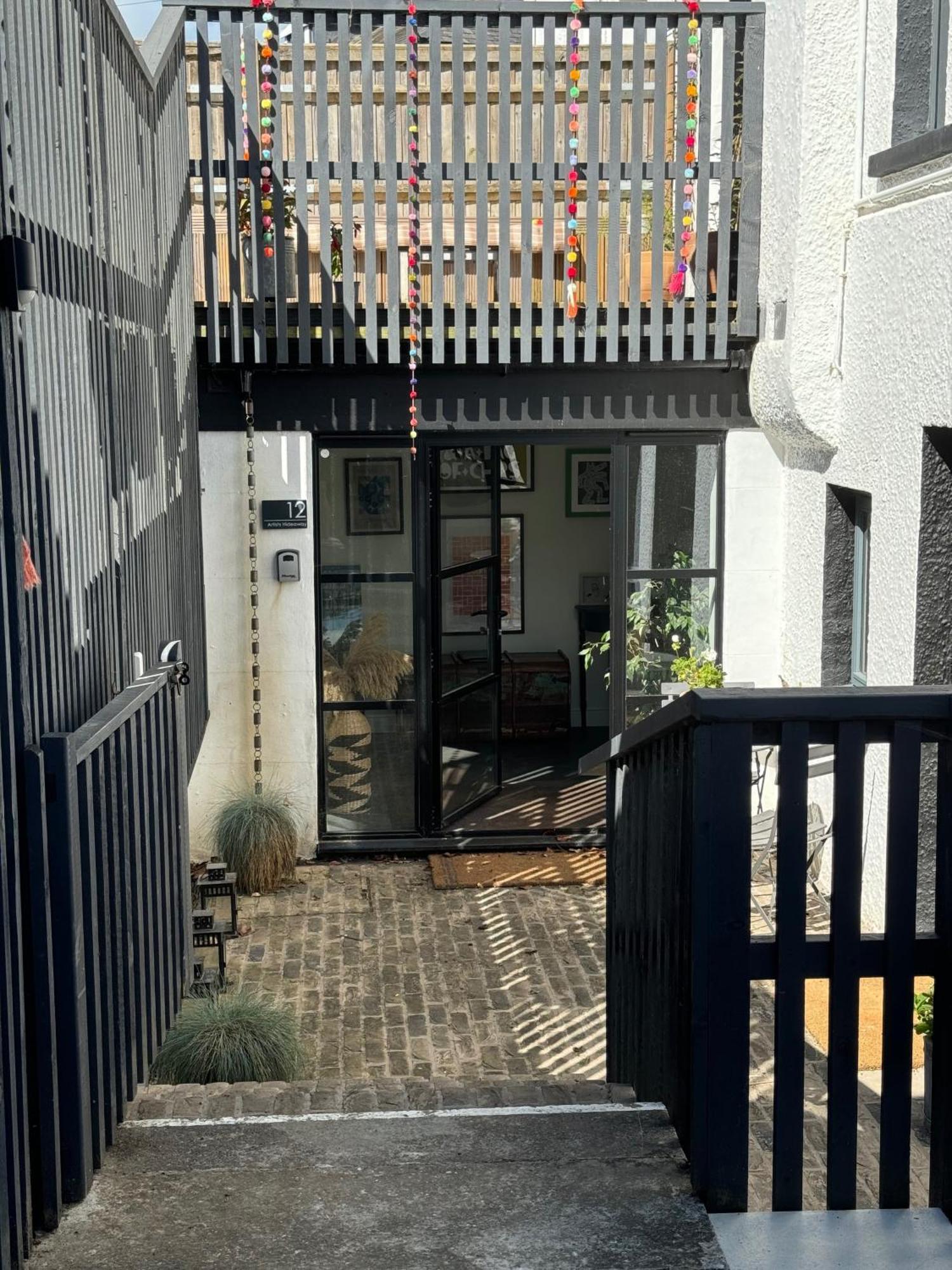 Artists Hideaway Apartment Battle Luaran gambar
