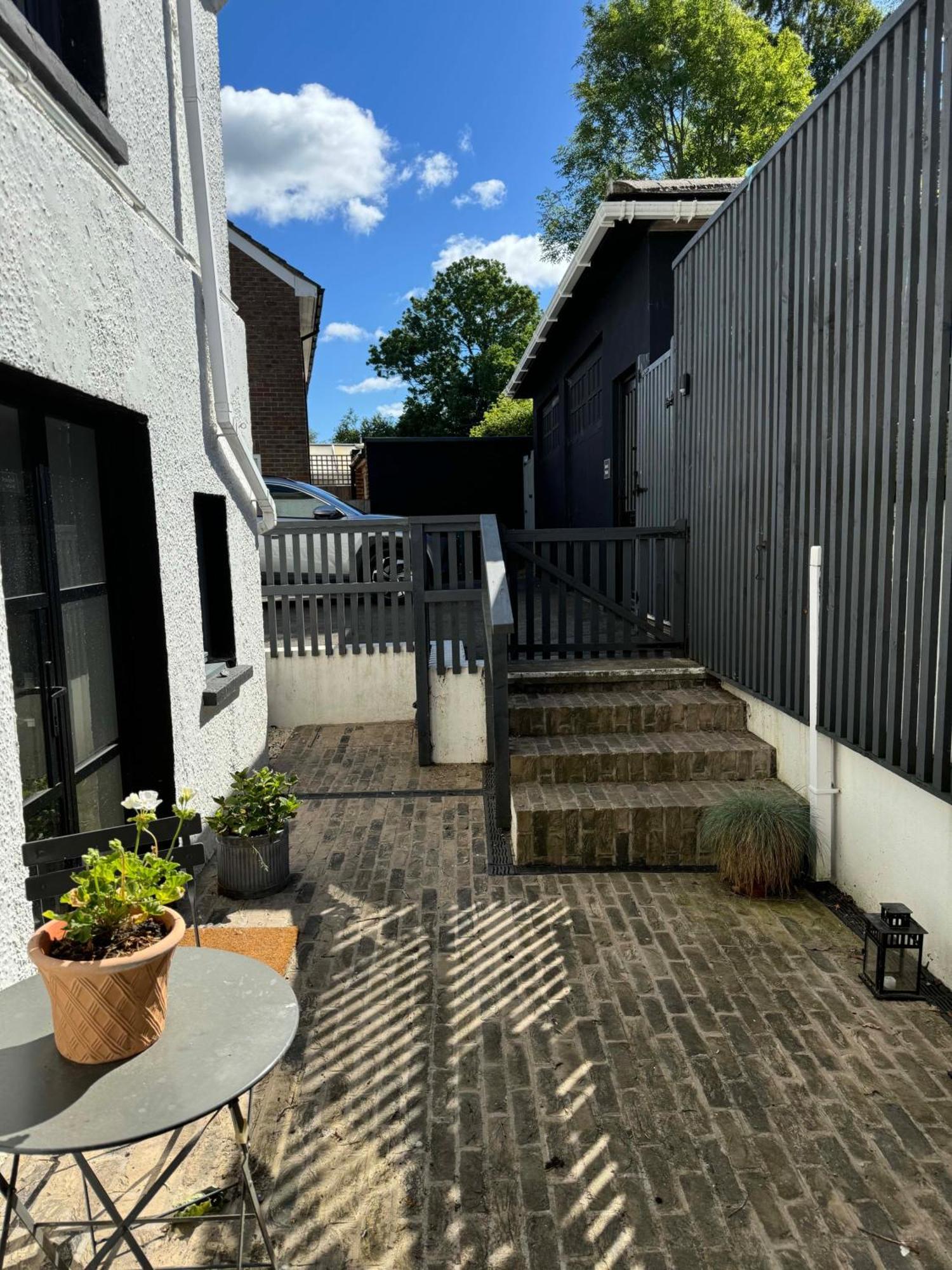 Artists Hideaway Apartment Battle Luaran gambar