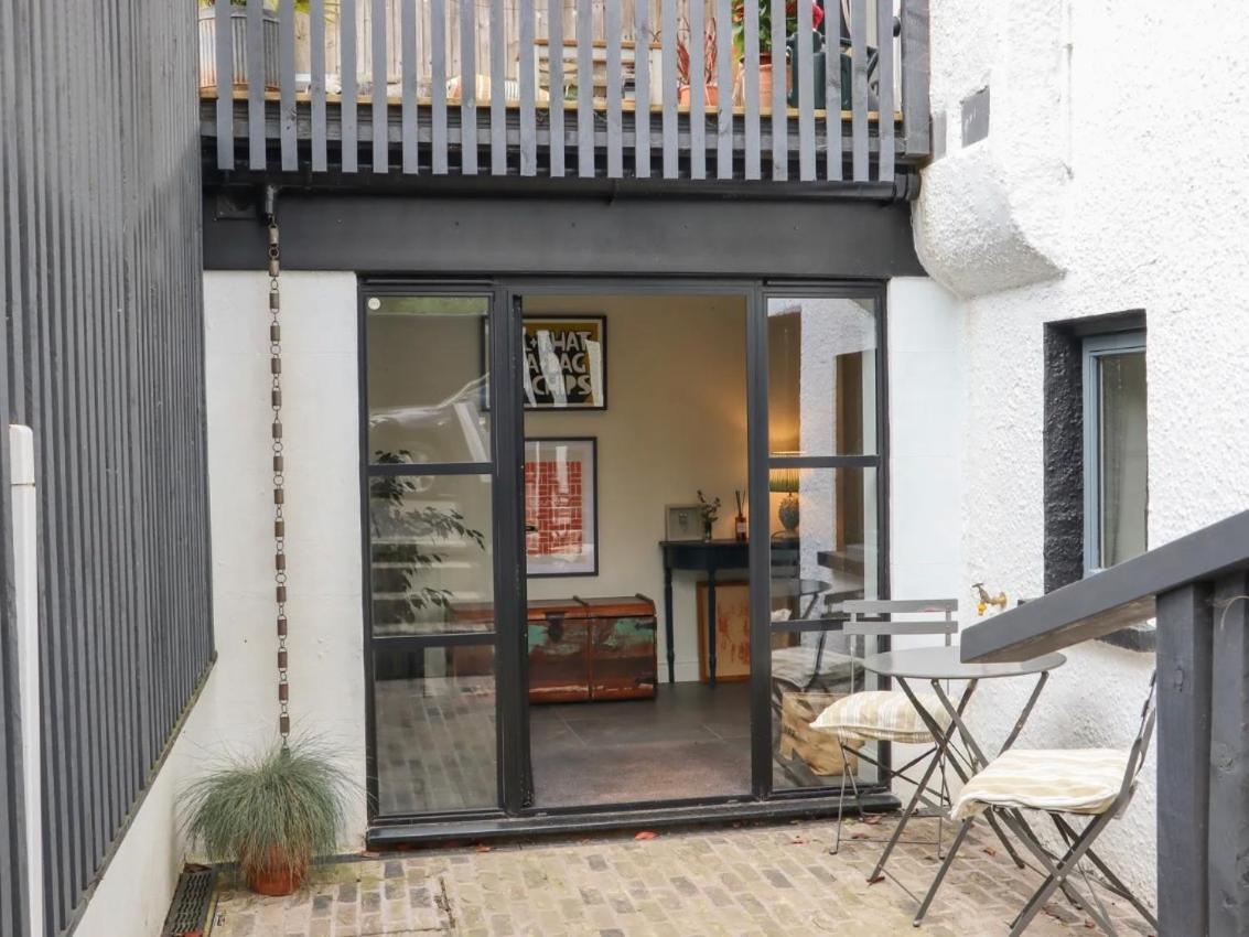 Artists Hideaway Apartment Battle Luaran gambar